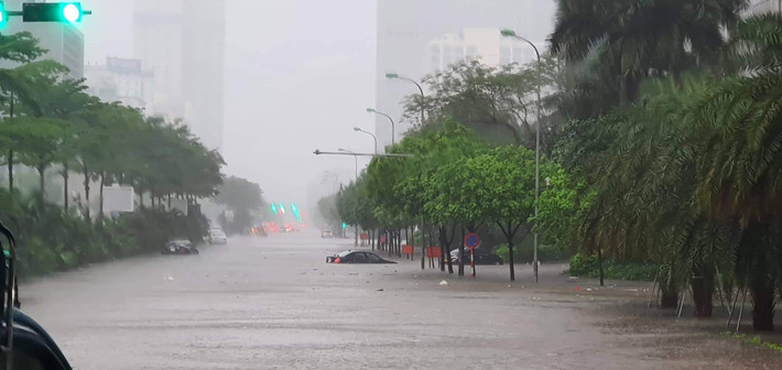 Tình trạng ngập sâu cũng xảy ra tại các tuyến đường khu vực Mễ Trì, Nam Từ Liêm.