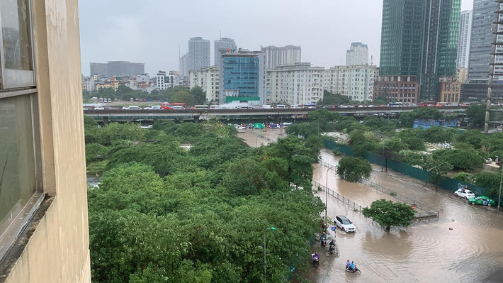 Cuối giờ chiều, nhiều đoạn đường nước vẫn chưa rút khiến việc di chuyển của người dân gặp khó khăn.