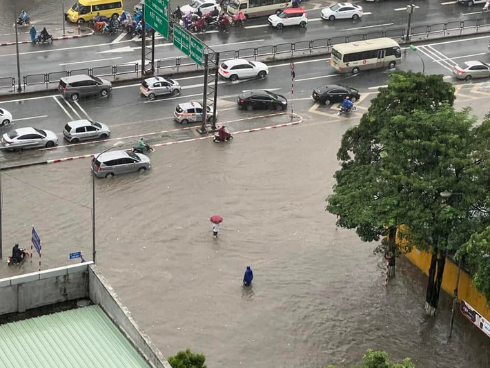 Đoạn nút giao lên đường vành đai 3 (tuyến đường cổng bệnh viện 198) cũng ngập sâu đến đầu gối.