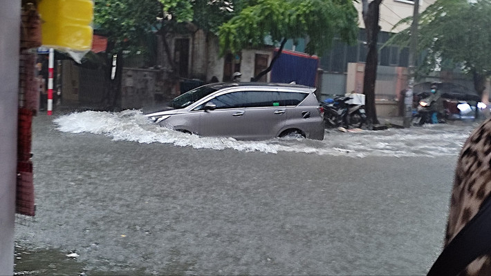 Mưa lớn khiến nhiều tuyến đường ngập sâu, nhiều xe cộ, đặc biệt là ôtô, phải quay đầu vì có đoạn ngập sâu quá bánh xe máy.