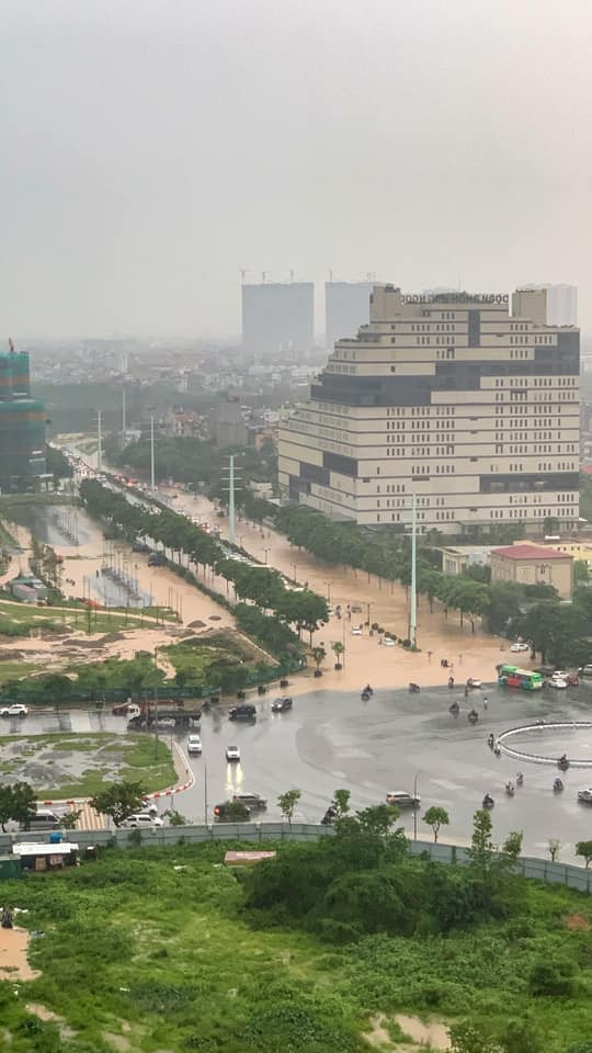 Tuyến đường Châu Văn Liêm, trước cổng bệnh viện Hồng Ngọc ngập úng, nước đục ngầu.