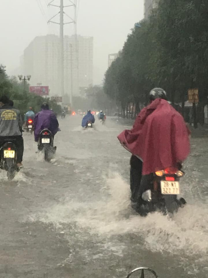 Nhiều người vẫn bấp chấp di chuyển vào tuyến đường ngập sâu khiến phương tiện bị ngập nước, chết máy.