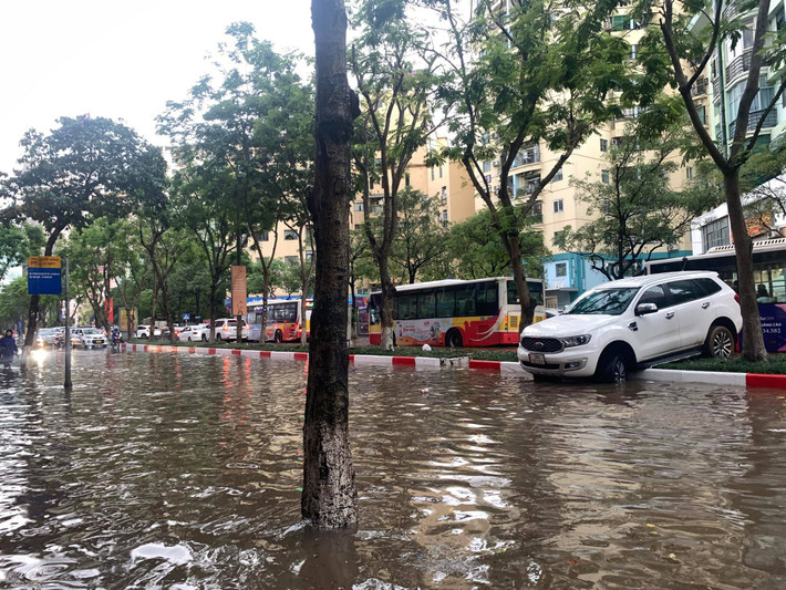 Nhiều người tìm cách đưa xe ô tô lên vị trí cao hơn để tránh ngập.