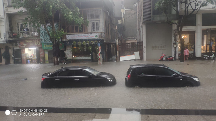 Xe bi thủy kích và có thể bị trôi tự do.