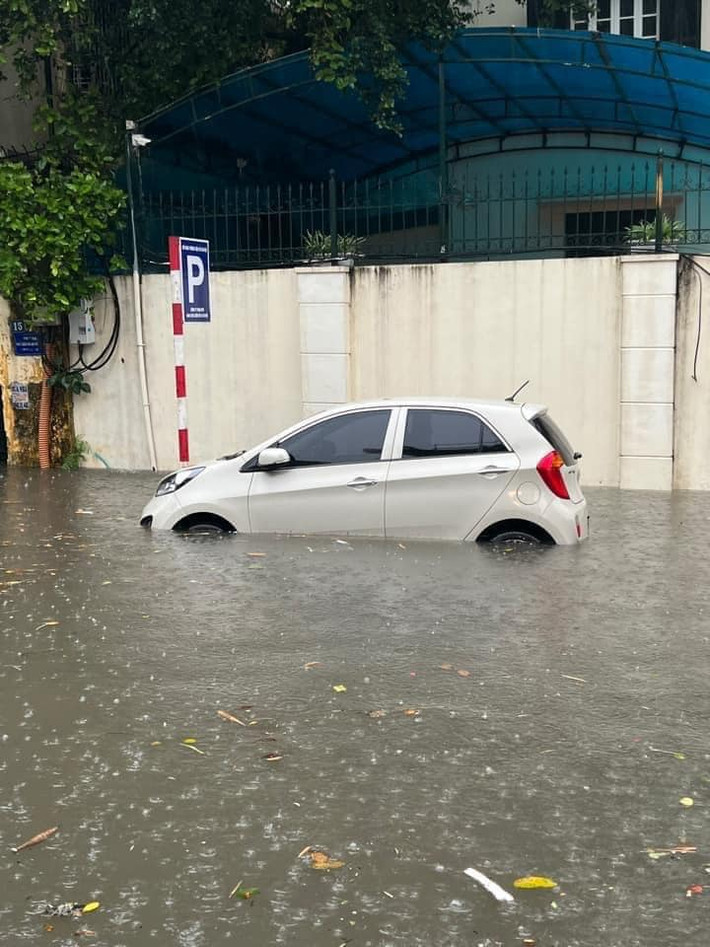 Đại diện đơn vị cứu hộ giao thông ABC (Hà Nội) lưu ý tài xế ô tô trong trường hợp thấy đường ngập nước, an toàn nhất, tài xế không nên di chuyển qua mà hãy chọn lộ trình khác an toàn hơn nếu có thể.