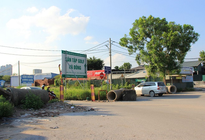 Tình trạng nhếch nhác, lộn xộn, rào chắn tạm bợ tại dự án Công viên thể thao cây xanh quận Hà Đông. Thông tin trên báo Công an nhân dân, mới đây, vào khoảng 7h ngày 20/10/2022, một nhà xưởng có diện tích khoảng 800m2 nằm trong dự án công viên thể thao cây xanh, thuộc địa bàn phường Hà Cầu, quận Hà Đông, TP Hà Nội bất ngờ xảy cháy khiến một người tử vong. Theo Công an quận Hà Đông cho biết, cơ sở kho bị cháy này nằm trên khu đất thuộc sự quản lý của Trung tâm phát triển quỹ đất quận Hà Đông, không có chức năng làm xưởng sản xuất. Đáng nói, nhà xưởng xảy ra cháy là một trong hàng chục công trình được xây dựng tự phát đã bị UBND quận Hà Đông đình chỉ hoạt động từ năm 2020, do không đủ điều kiện an toàn phòng cháy, chữa cháy và cứu nạn, cứu hộ. Tuy nhiên, chủ cơ sở không chấp hành quy định, vẫn lén lút hoạt động gây hậu quả cháy...