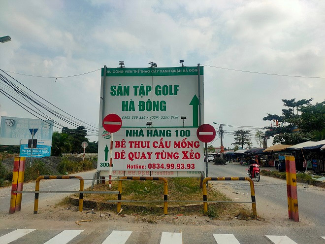 Lối vào Công viên thể thao cây xanh Hà Đông giờ thành nơi treo biển quảng cáo các khu ăn uống, nhà hàng, sân golf.