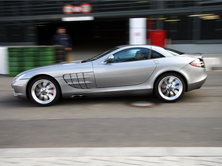 Chiếc Lamborghini Diablo màu xám và một chiếc Mercedes-Benz SLR McLaren thuộc sở hữu của ông Donald Trump.