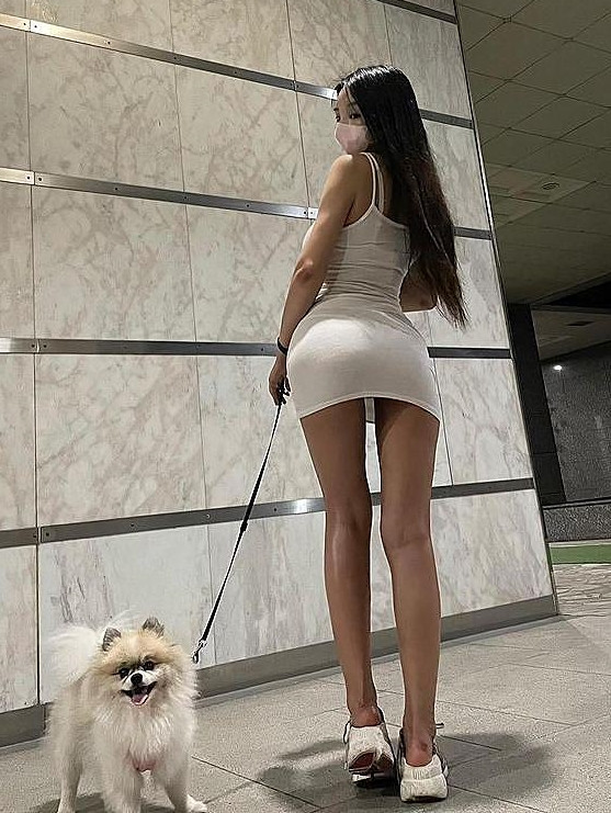 Lý do là bởi cô nàng không chỉ sở hữu khuôn mặt xinh đẹp, dáng vóc hình chữ S cũng đẹp đến mê người.