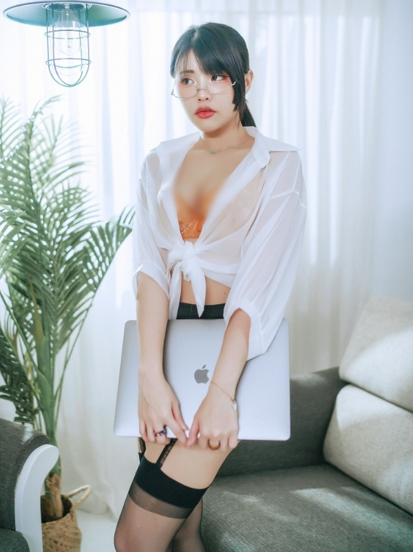 Trước đó, những hình ảnh Dĩ Lợi khoe dáng trong set đồ phong cách công sở gợi cảm cũng gây được sự chú ý.