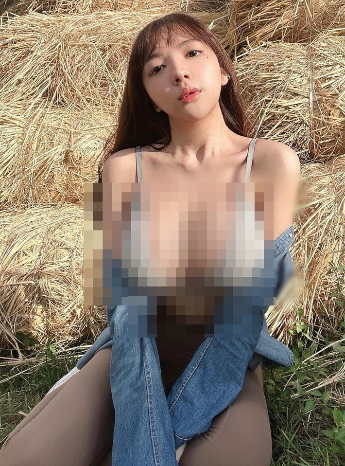 Mới đây, hot girl gợi cảm Tình Tình khoe ảnh cởi áo, để lộ nội y, tạo dáng trước đống rơm. Ngay sau khi hình ảnh được đăng tải, cô nàng đã nhận về nhiều lời chỉ trích.