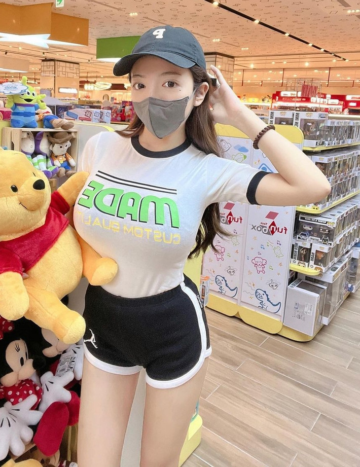 Bộ ngực cup G kết hợp với gương mặt ngọt ngào của Tình Tình khiến cô nàng còn có danh là "nữ thần truyện tranh", "hot girl truyện tranh".