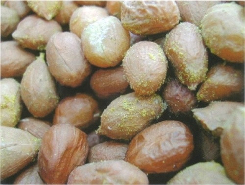 1. Lạc hỏng, nhăn, vàng Một số người có thói quen tiết kiệm, đôi khi lạc đã nhăn lại và ngả sang màu vàng thối nhưng họ vẫn ăn. Thực tế, mọi người cho rằng lạc mốc mới nên bỏ đi vì chúng có vị đắng, ít người biết lạc bị nhăn và vàng thì cũng không thể ăn được bởi khi lạc trải qua những biến đổi như vậy thì lạc hầu hết đã bị biến chất.