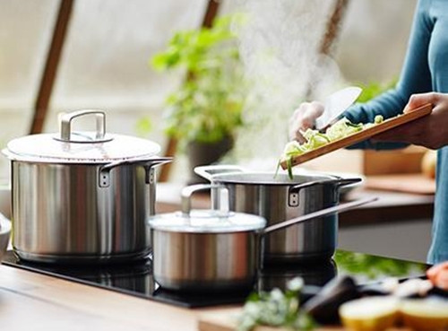 Chảo hay nồi inox thường nằm trong những lựa chọn hàng đầu của các gia đình. Giá thành hợp lý, sử dụng linh hoạt, bền đẹp, dễ lau rửa, nồi/chảo inox thể hiện sự ưu việt của chúng. (Ảnh minh họa)