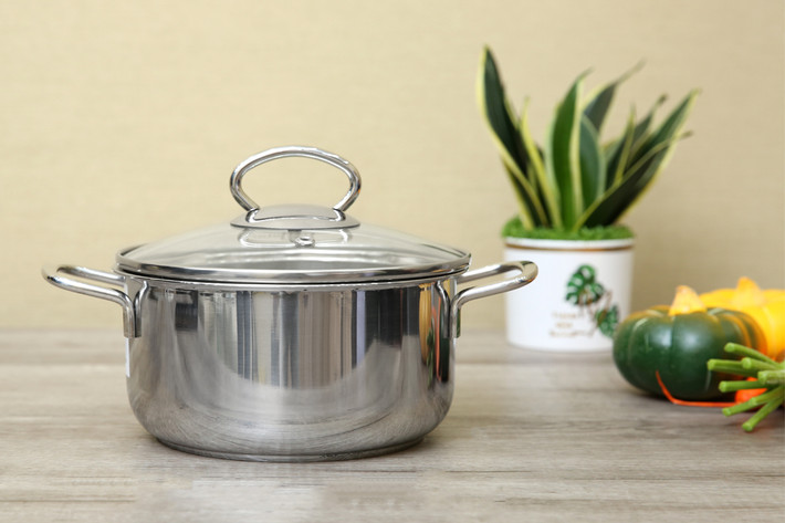 Đặc biệt, khi đun nấu thực phẩm ở nhiệt độ cao, nhiều kim loại phản ứng hóa học với thực phẩm vì trong thực phẩm có chứa quá nhiều loại hóa học, axit.