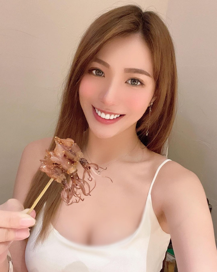 Thậm chí, có người còn đặt cho Rina biệt danh "hot girl thịt nướng", "tiểu muội vịt quay" nhờ vẻ ngoài xinh đẹp, nóng bỏng của mình.