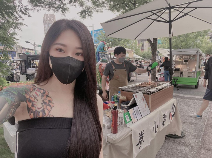 Hình xăm lớn trên cơ thể cũng là một đặc điểm cá nhân khiến hot girl bán ốc Thiệu Vi không lẫn vào đâu được.