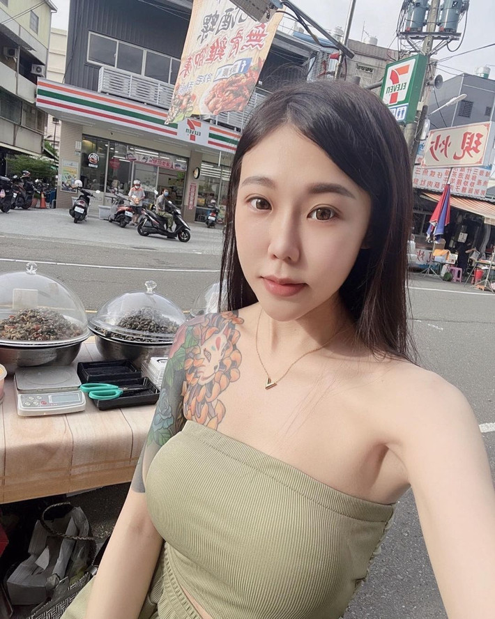 Cô nàng thường ăn diện theo phong cách trẻ trung, gợi cảm khi làm việc và quả thực, phong cách ăn mặc này giúp quầy hàng của hot girl trở nên hút khách hơn.