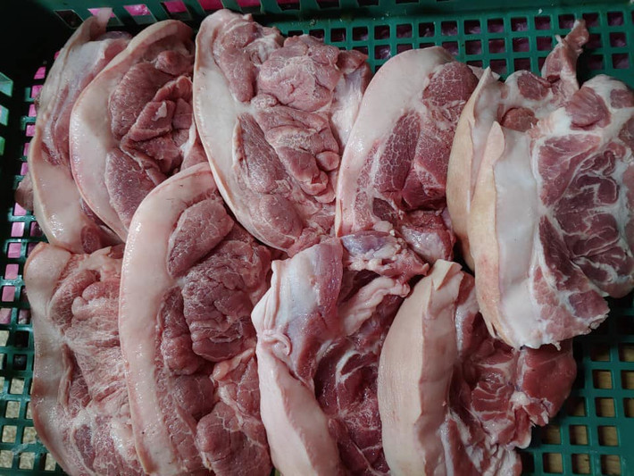Hầu như mọi bộ phận của lợn đều được tận dụng để chế biến ra các món ăn ngon. Tuy nhiên, có một số phần thịt lợn tốt nhất không nên ăn, có cho cũng chẳng nên lấy. Trong đó, phần thịt lợn bẩn nhất, ẩn chứa nhiều nguy cơ đối với sức khoẻ nhất chính là phần thịt cổ lợn. (Ảnh minh họa)