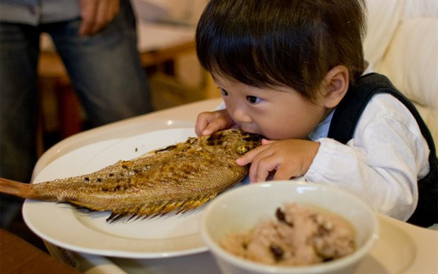 Các nhà khoa học cho rằng xương cá chính là dạng tương thích sinh học của con người, khi hấp thu vào cơ thể, chúng sẽ kết hợp với xương non, kích thích tái tạo xương một cách nhanh chóng.