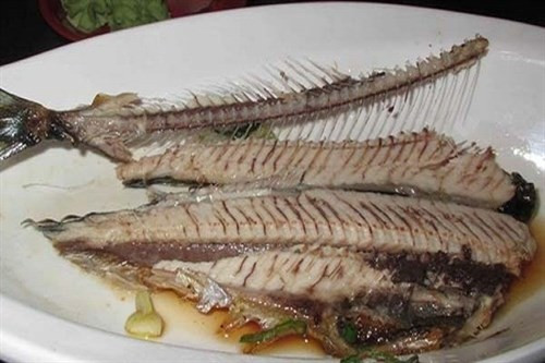 Thanh thiếu niên đang tuổi phát triển và những người già xương cốt bắt đầu lão hóa nên ăn nhiều xương cá.