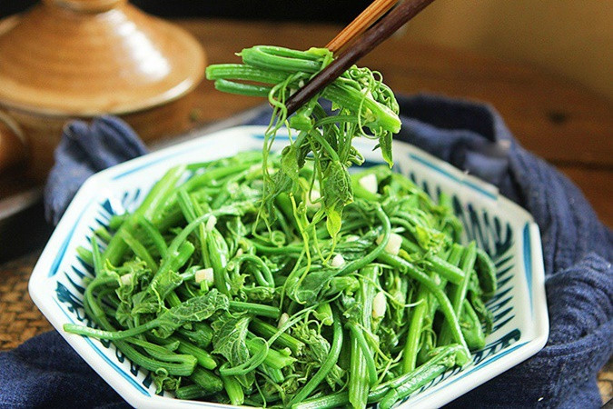 Chi tiết hơn, các loại rau xanh thường có hàm lượng nitrat cao. Khi nấu chín, ăn không hết lại đem cất vào tủ lạnh, để qua đêm sẽ biến thành nitrit. Đây là một chất gây ung thư cực độc.