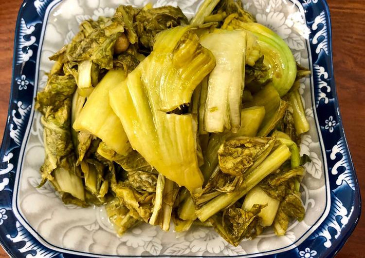 Cụ thể, theo nhiều báo cáo y học có thể thấy, dưa muối chua có hàm lượng muối cực cao. Thường xuyên ăn những thực phẩm nhiều muối như dưa chua sẽ làm tăng nguy cơ bị ung thư dạ dày gấp 2 lần so với người khác.