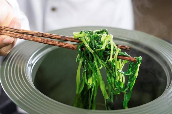 Bạn nên biết rằng, khi mới vừa luộc xong, rau sẽ ngon và đảm bảo chất dinh dưỡng nhất, hãy ăn ngay nhé.