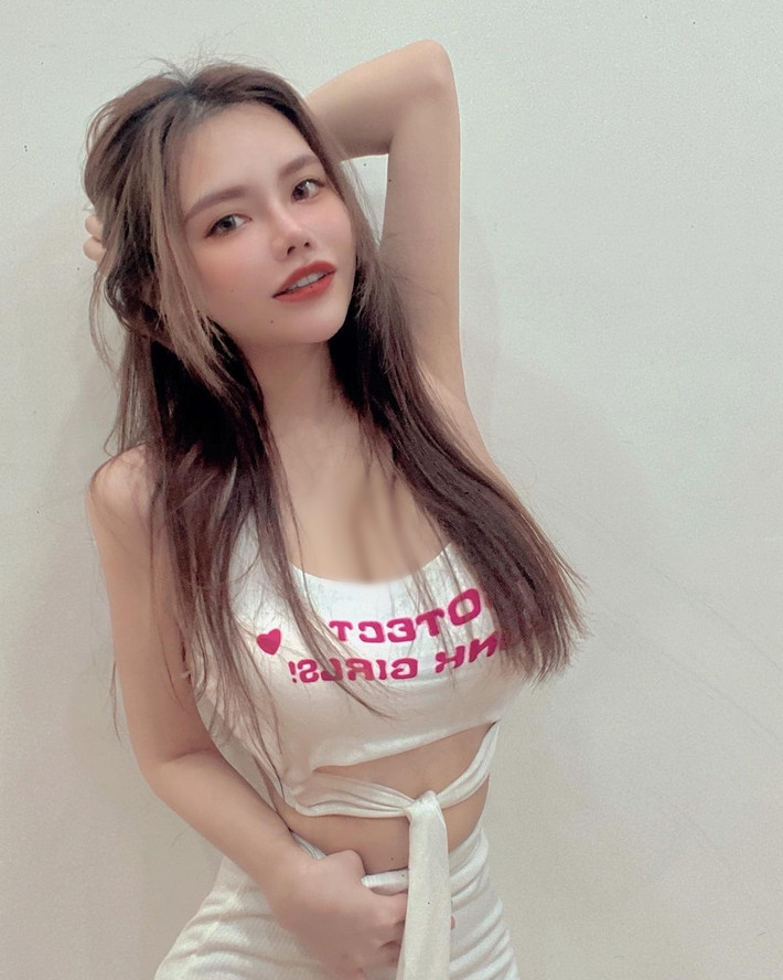 Nhiều cô gái mơ ước có được thân hình đẹp chuẩn như của Quân Quân, họ cũng thắc mắc không biết cô nàng có sử dụng phương pháp dao kéo hay không.