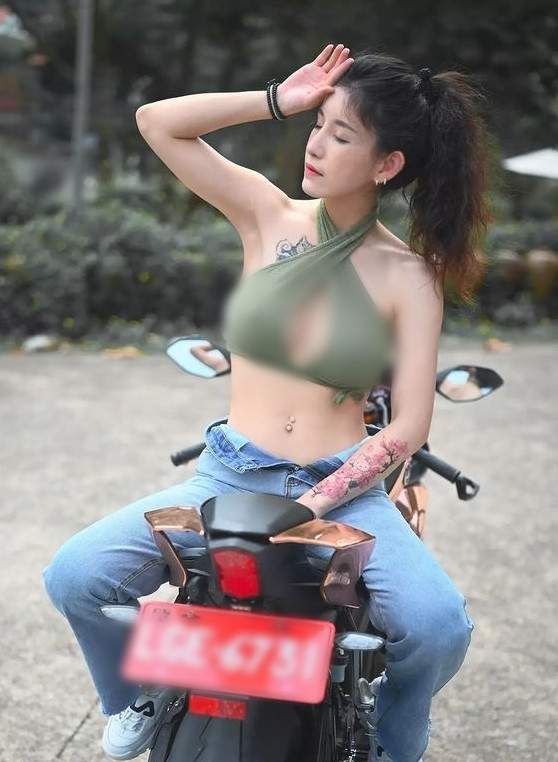 Mới đây, hình ảnh hot girl gợi cảm Chu Nghiên diện trang phục thiếu vải, nóng bỏng, tạo dáng bên chiếc xe phân khối lớn một lần nữa gây được sự chú ý không nhỏ.