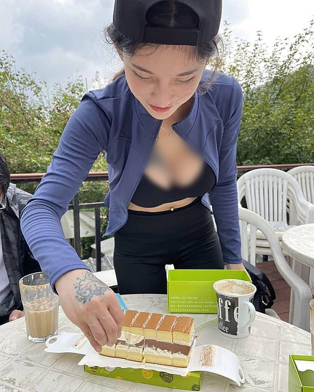 Mọi người cho rằng cô nàng nên biết giới hạn của bản thân, tuyệt đối đừng bắt chước những hot girl gợi cảm khác dùng chiêu trò gây sốc để tăng lượng người theo dõi, tương tác.