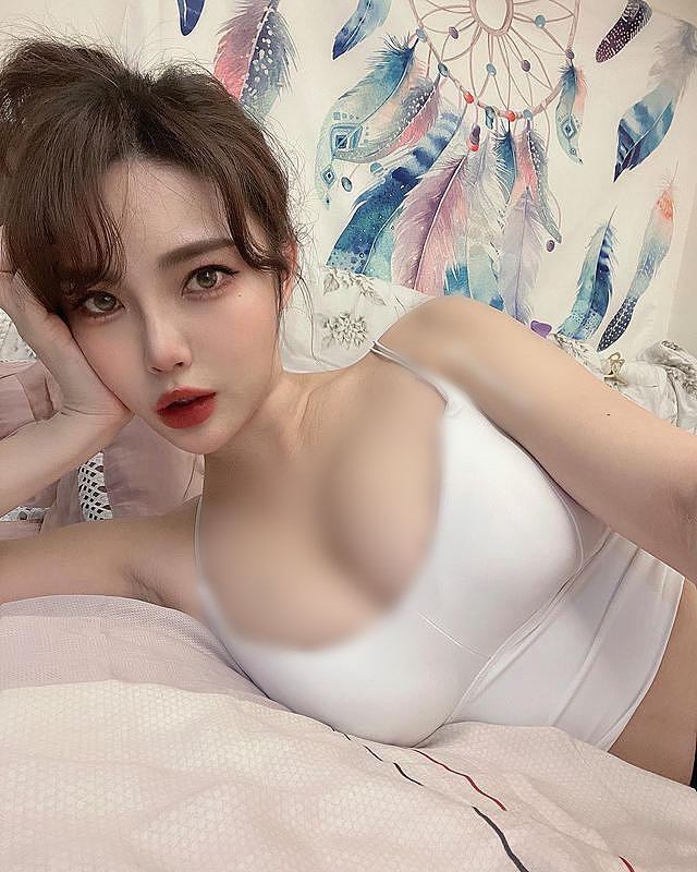 Có thể thấy, hot girl diện một chiếc áo hai dây crop-top, chiếc áo này xẻ ngực rất sâu, dường như để lộ gần một nửa vòng một của cô nàng.