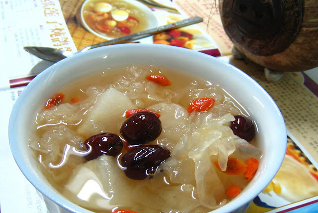 Chưa hết, nấm tuyết giàu chất keo thực vật tự nhiên, có tác dụng dưỡng âm nên là thực phẩm dưỡng ẩm tốt, có thể uống lâu dài. Nó cũng có khả năng cải thiện khả năng giải độc của gan và bảo vệ chức năng gan.
