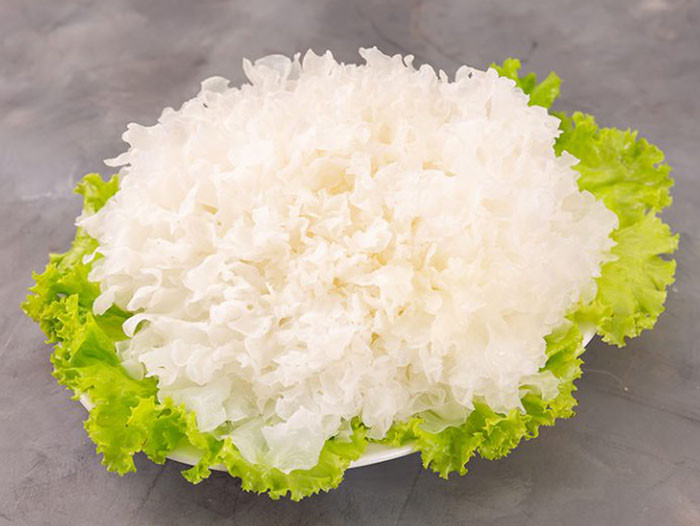 Nấm tuyết 20g, đỗ trọng (sao) 20g, linh chi 10g, đường phèn 150g. Đỗ trọng, linh chi sắc riêng làm 3 lần. Cho nấm tuyết và đường phèn vào nước sắc linh chi, đỗ trọng rồi nấu cho nấm tuyết chín nhừ, thêm đường vừa ăn. Công dụng: Chữa mất ngủ, ù tai, hoa mắt chóng mặt, tăng huyết áp, đau lưng.
