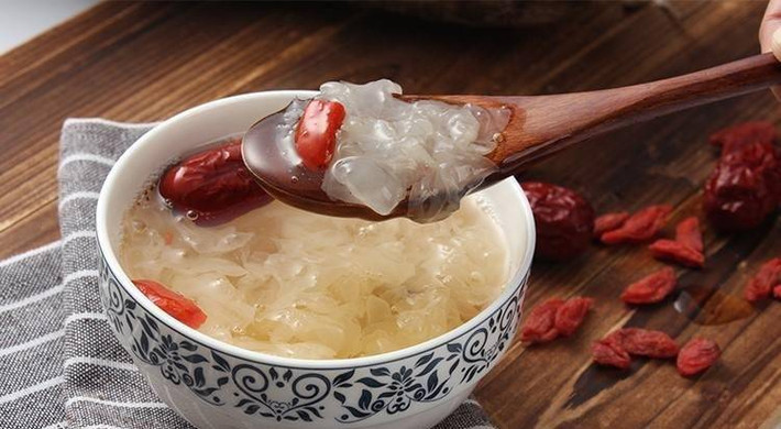 Nấm tuyết 20g, gan lợn 200g, táo tàu bỏ hột 2 quả, gừng tươi 1 lát, gia vị vừa đủ. Tất cả nấu canh ăn. Công dụng: Điều hòa kinh nguyệt. Thường xuyên ăn các món có nấm tuyết sẽ phòng chống được táo bón ở người già, chống khô da, làm da tươi nhuận.