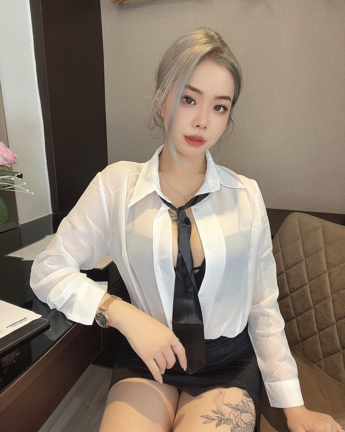 Hot girl Ngải Oa là một trong những hot girl xăm trổ cực nổi tiếng người Malaysia.