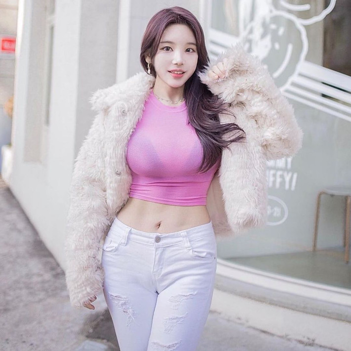 Ghé qua trang cá nhân hơn 1,4 triệu người theo dõi của Yuri, có thể dễ dàng nhận ra được, cô nàng sở hữu phong cách thời trang quyến rũ.