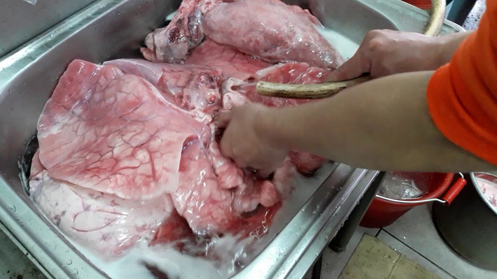 Là cơ quan hô hấp chính của bò, phổi làm nhiệm vụ lọc không khí và dễ lưu lại nhiều chất bẩn nhất. Phổi bò có nhiều phế nang, là nơi dễ dàng tích tụ và lắng đọng các loại bụi.