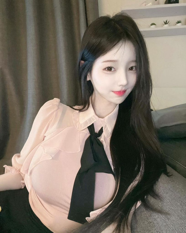 Dù kín đáo hay hở hang, hot girl Hàn Quốc Soon-ne vẫn luôn biết cách thu hút ánh nhìn của mọi người.
