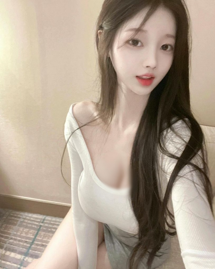 Cô nàng không ngại mặc ngắn, không ngán mặc hở, mỗi lần xuất hiện đều xinh đẹp lung linh, đốn tim người hâm mộ.