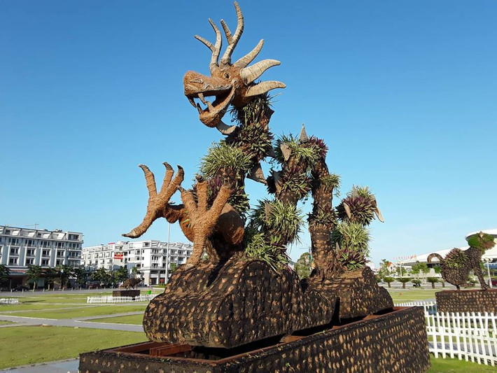 Rồng gầy rộc cũng được phủ đầy cỏ mà không phải những cây hoa sặc sỡ.