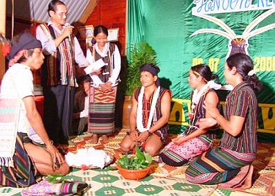 Ở Tây Nguyên, dân tộc Ê Đê có tục nối dây. Theo tục nối dây của dân tộc Ê Đê, khi vợ qua đời, chồng muốn tái hôn phải lấy một người con gái trong gia đình vợ, có thể là em gái vợ còn rất nhỏ tuổi hay thậm chí là chị vợ già hơn mình rất nhiều, miễn người đó chưa có chồng.
