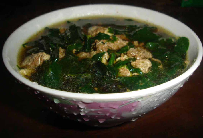 Canh cua nấu rau ngót.
