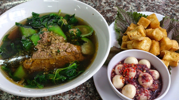 Canh cua nấu rau đay.