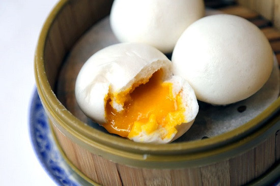 Bánh bao kim sa: Điểm khác biệt của loại bánh này chính là phần nhân trứng sữa béo, thơm vô cùng đặc biệt. Chỉ cần một lần nếm thử, bạn sẽ bị chinh phục ngay bởi món bánh bao độc lạ này. Ảnh: Monan9.