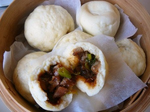 Bánh bao nhân kim chi: Món bánh bao nhân kim chi thơm đượm vị kim chi bánh xốp mềm có vị hơi cay rất lạ miệng. Ảnh: Monngonmoingay.