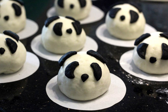 Bánh bao gấu trúc nhân đậu đỏ: Với tạo hình gấu trúc đáng yêu nhân bánh là đậu đỏ nhuyễn rất thơm ngon lạ miệng. Ảnh: Bếp gia đình.