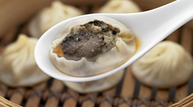 Bánh bao nhân hải sản: Đúng như tên gọi loại bánh bao này có nhân được làm từ hải sản. Một lần trải nghiệm món bánh này đảm bảo bạn khó lòng quên được vì hương vị mới lạ, độc đáo của nó. Ảnh: Monngonmoingay.