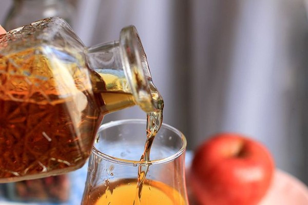 Nếu nhà ai có bồn tắm thì cho nửa cốc dấm táo cỡ vừa vào trong bồn tắm rồi ngâm mình trong đó. Ngày nào bạn cũng phải ngâm cô bé và vệ sinh vùng kín sạch sẽ liên tiếp trong 5 ngày - 1 tuần sẽ hết hẳn mùi hôi.