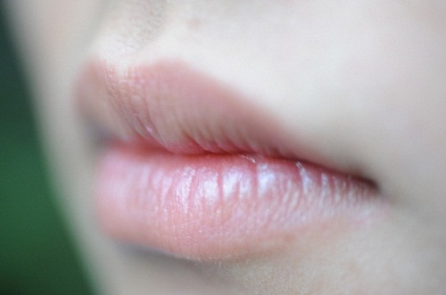 Môi bạn nhợt nhạt có thể cho mệt mỏi, thiếu ngủ, đau lưng, yếu sinh lý...
